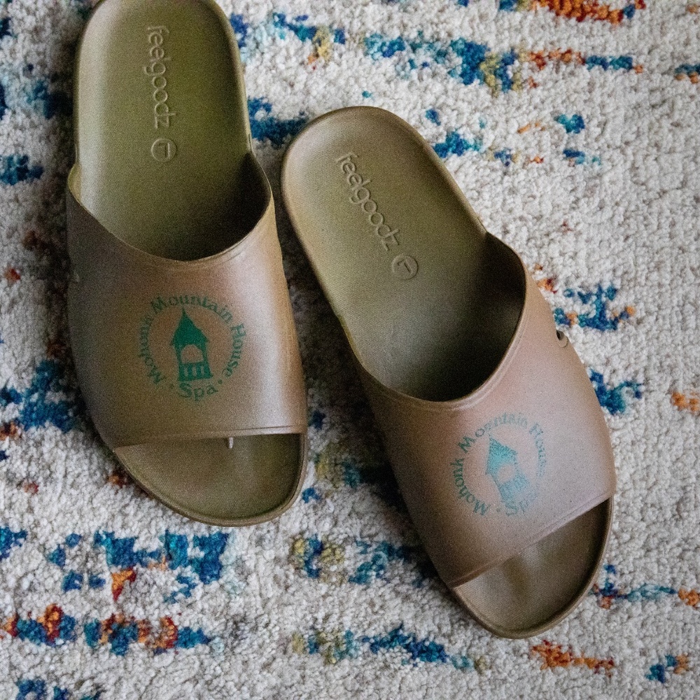 Mohonk Mountain House Brown Spa Slide Sandals - Picture 5 of 5
